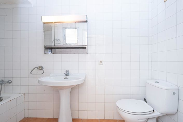 Image No.14-5 Bed Property for sale