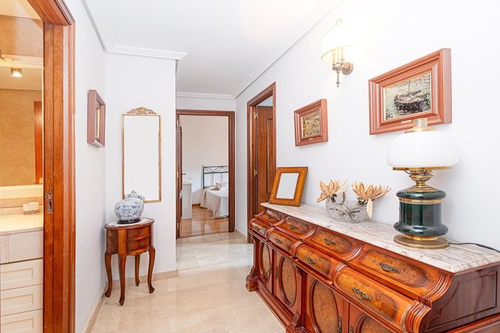 Image No.15-4 Bed Flat for sale