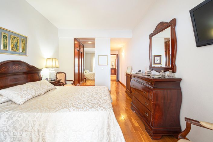 Image No.19-4 Bed Flat for sale