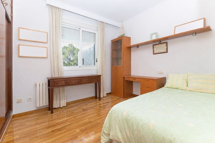 Image No.20-4 Bed Flat for sale