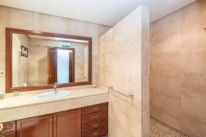 Image No.21-4 Bed Flat for sale