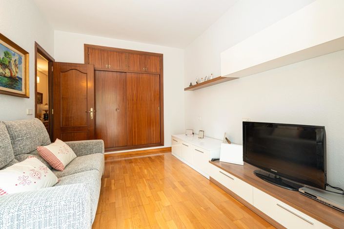 Image No.24-4 Bed Flat for sale