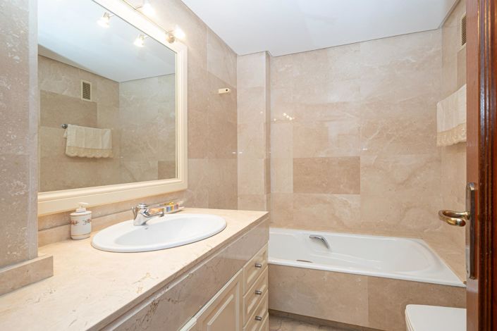 Image No.25-4 Bed Flat for sale