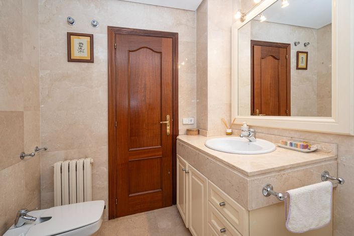 Image No.26-4 Bed Flat for sale