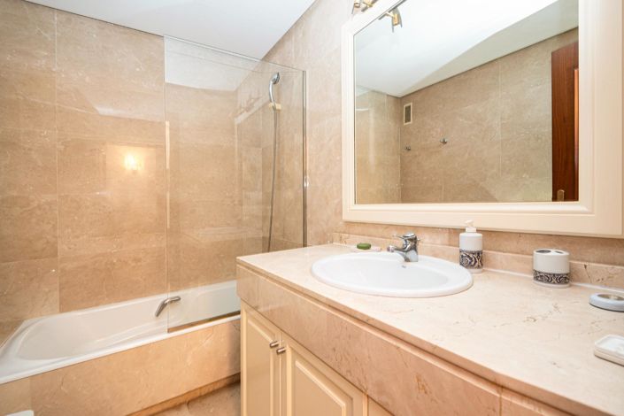 Image No.27-4 Bed Flat for sale