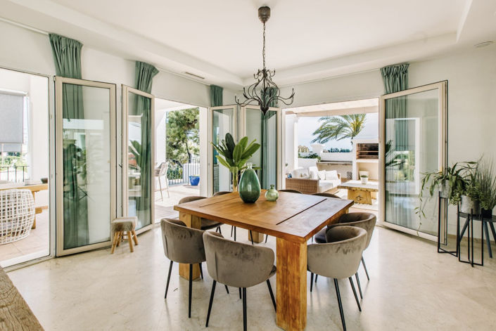 Image No.12-5 Bed Property for sale