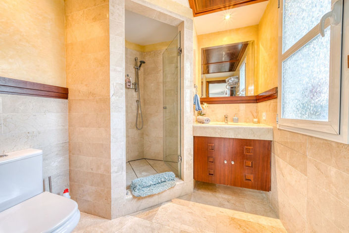 Image No.17-3 Bed Property for sale