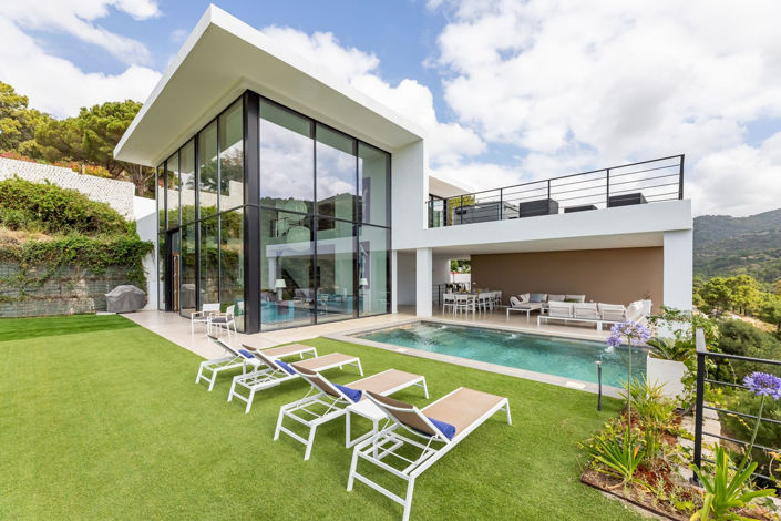 Image No.1-6 Bed Property for sale