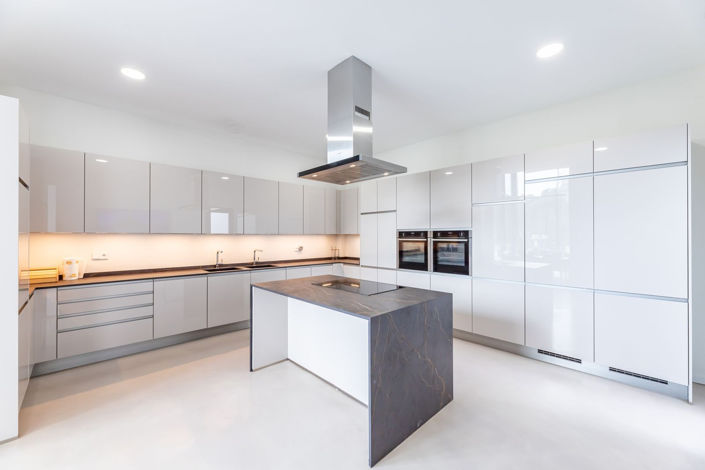 Image No.10-6 Bed Property for sale