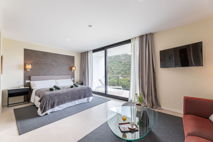 Image No.18-6 Bed Property for sale