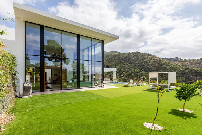 Image No.30-6 Bed Property for sale