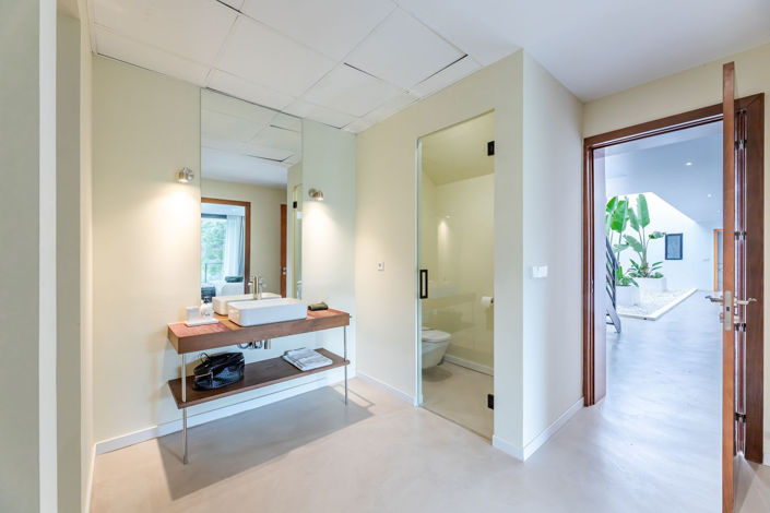 Image No.42-6 Bed Property for sale