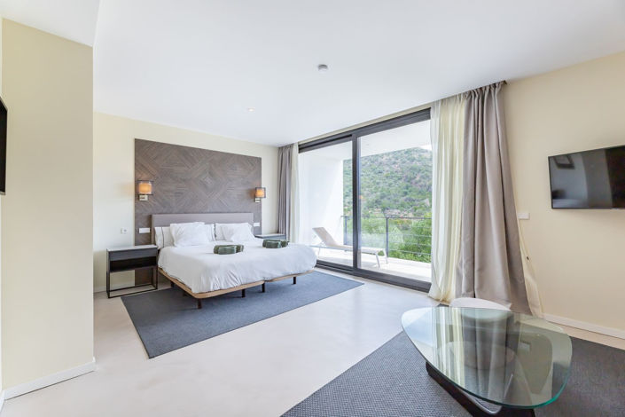 Image No.44-6 Bed Property for sale