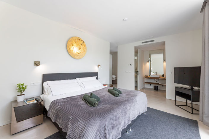 Image No.55-6 Bed Property for sale