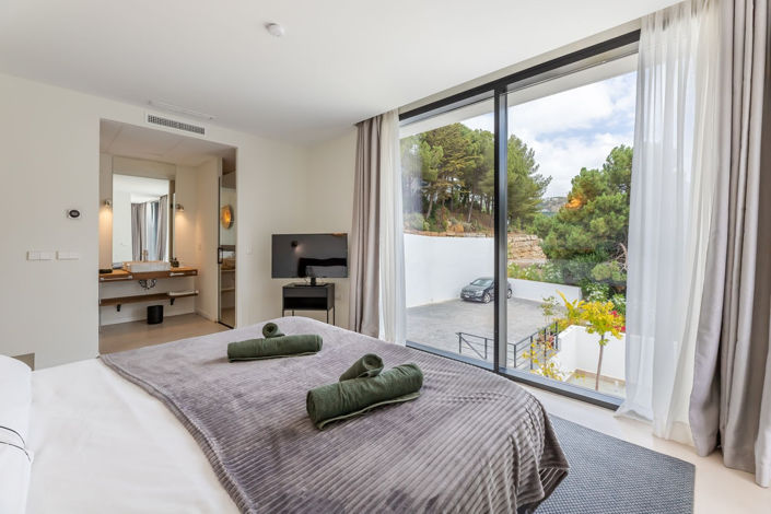 Image No.56-6 Bed Property for sale