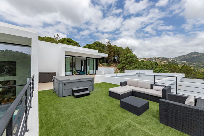 Image No.66-6 Bed Property for sale