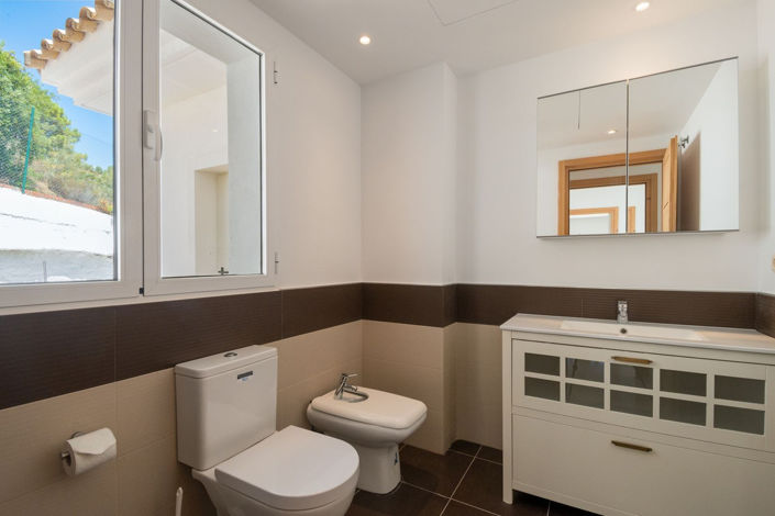 Image No.11-5 Bed Property for sale