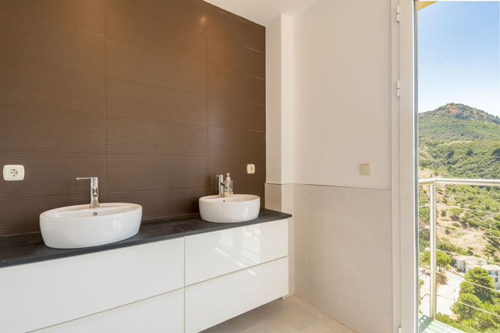 Image No.13-5 Bed Property for sale