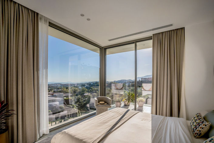 Image No.71-6 Bed Property for sale