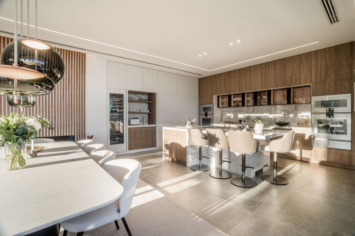 Image No.74-6 Bed Property for sale