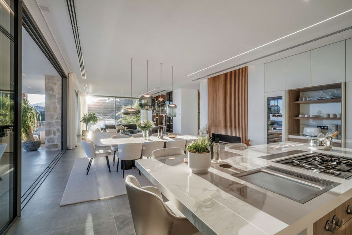 Image No.75-6 Bed Property for sale