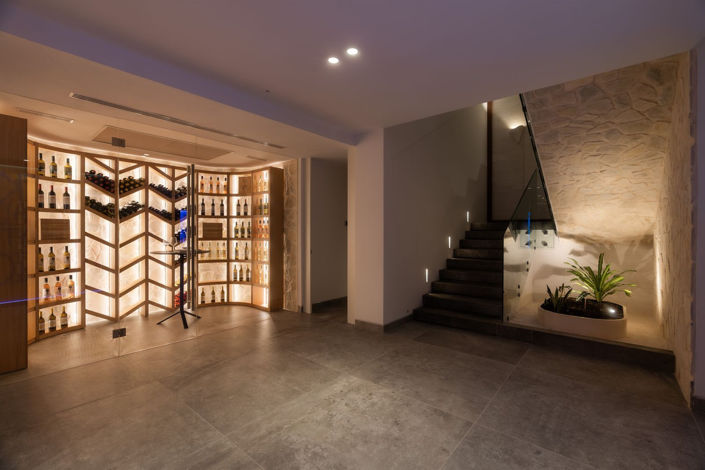 Image No.86-6 Bed Property for sale