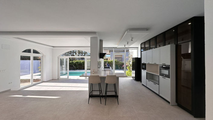 Image No.11-4 Bed Property for sale