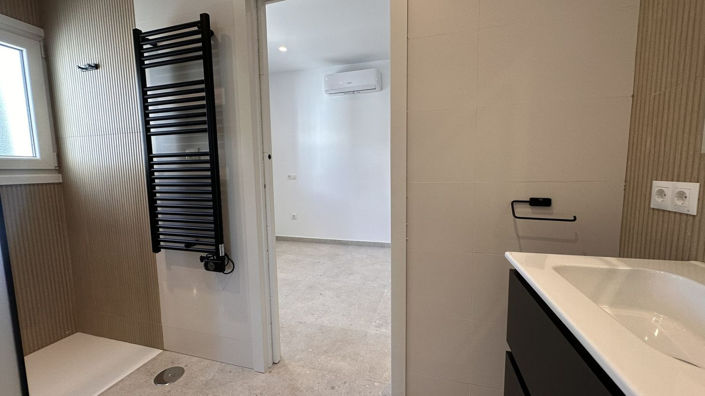 Image No.17-4 Bed Property for sale