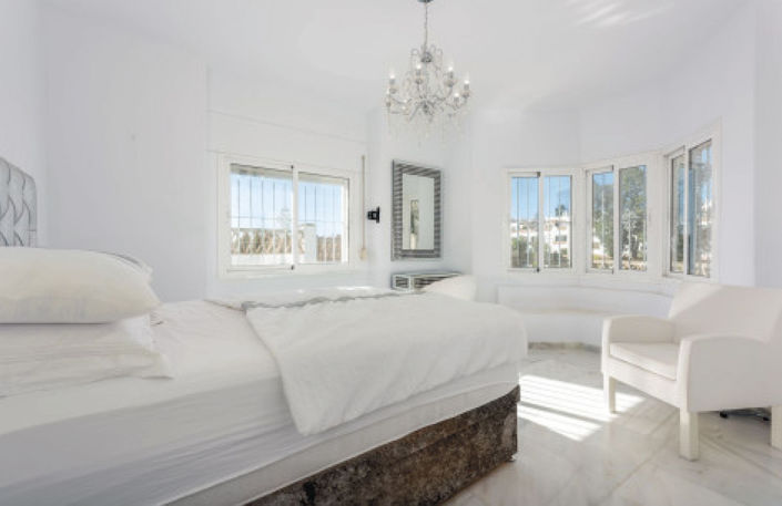 Image No.5-5 Bed Property for sale