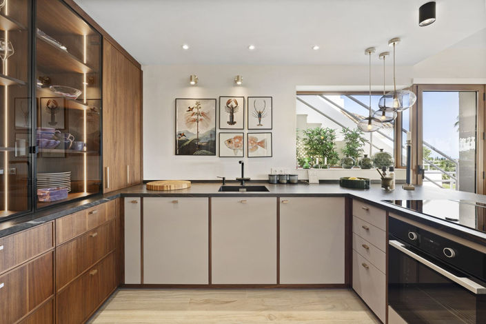 Image No.12-3 Bed Property for sale