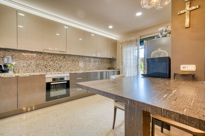 Image No.17-5 Bed Property for sale