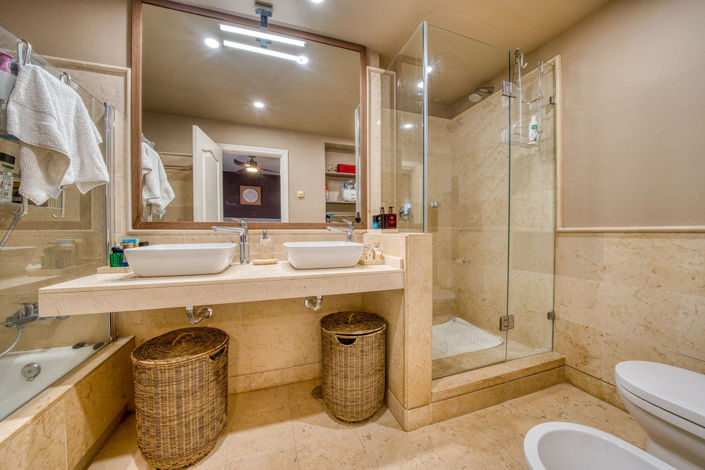 Image No.23-5 Bed Property for sale