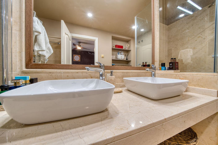 Image No.24-5 Bed Property for sale