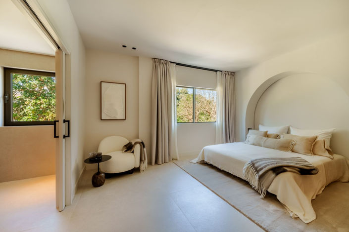 Image No.20-5 Bed Property for sale