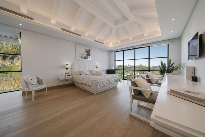 Image No.15-6 Bed Property for sale