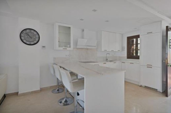 Image No.12-4 Bed Property for sale