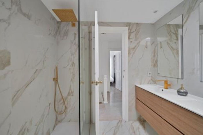 Image No.15-4 Bed Property for sale