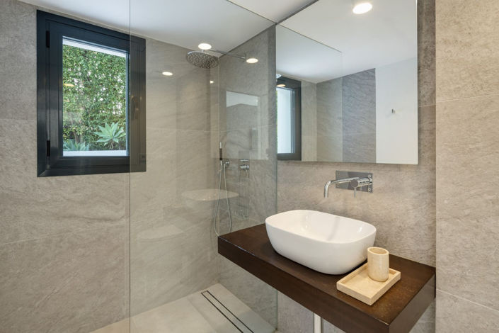 Image No.26-6 Bed Property for sale