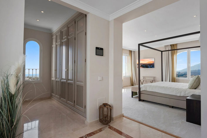 Image No.12-4 Bed Property for sale