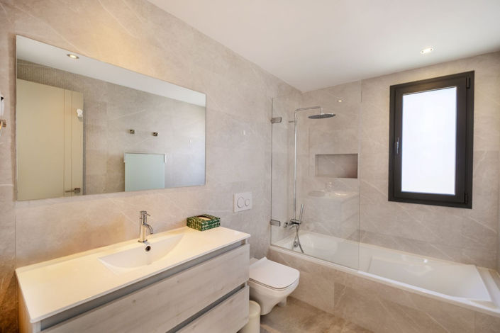 Image No.11-5 Bed Property for sale