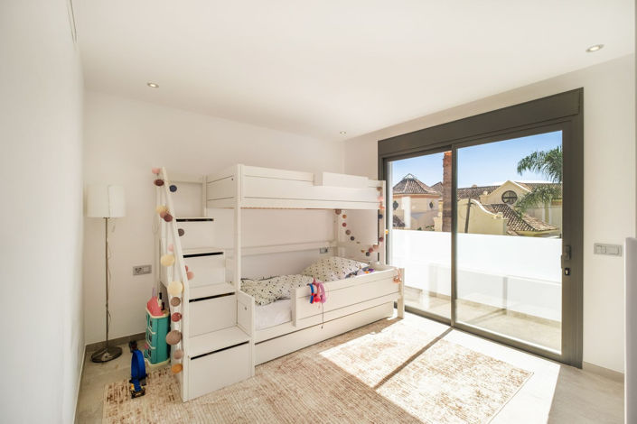 Image No.12-5 Bed Property for sale