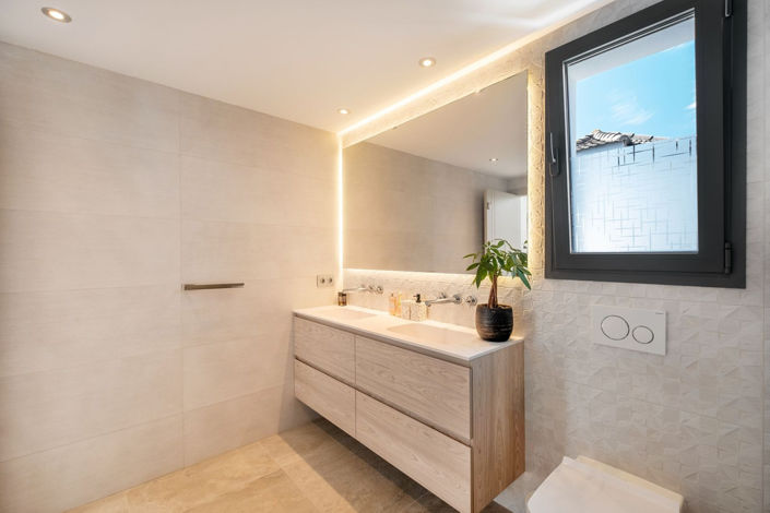 Image No.39-5 Bed Property for sale