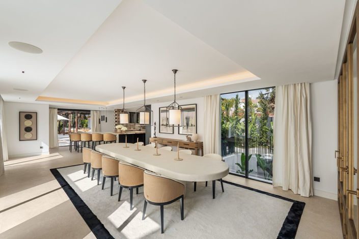 Image No.12-5 Bed Property for sale