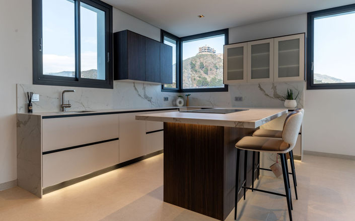 Image No.16-6 Bed Property for sale