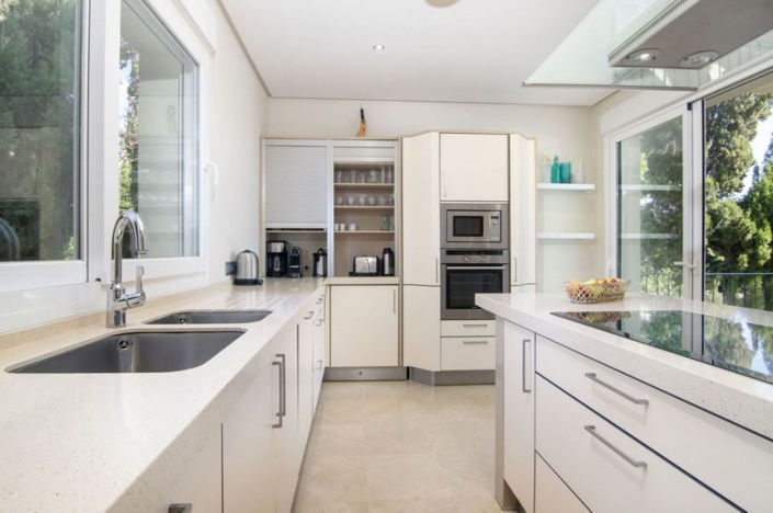 Image No.12-5 Bed Property for sale