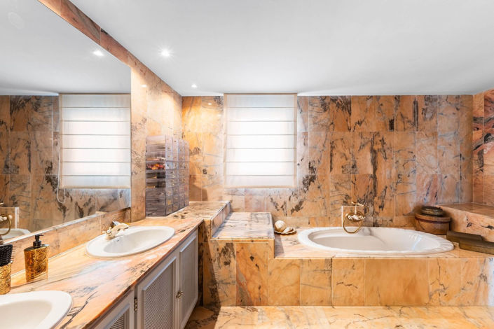 Image No.9-2 Bed Property for sale