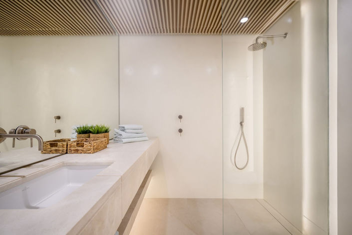 Image No.20-6 Bed Property for sale