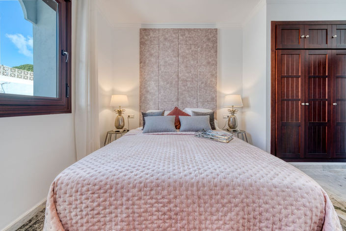 Image No.12-5 Bed Property for sale