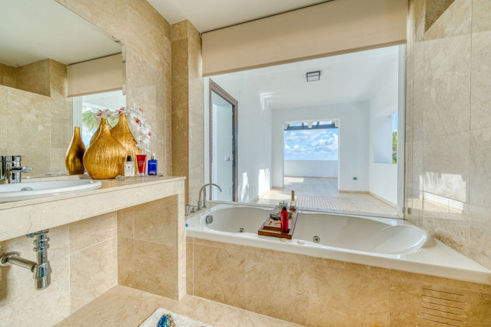 Image No.42-5 Bed Property for sale