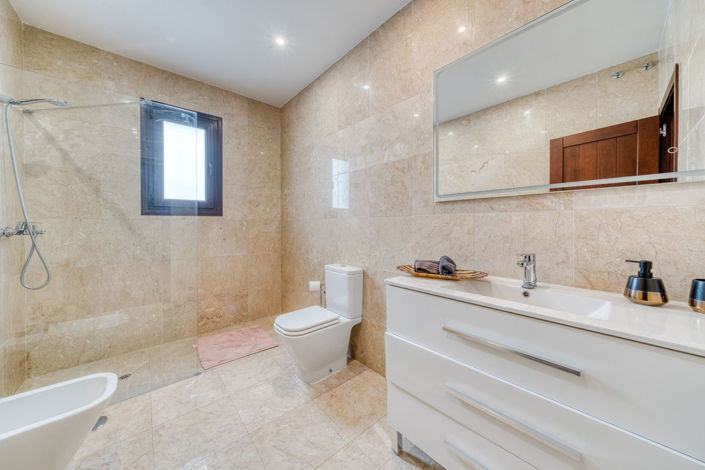 Image No.73-5 Bed Property for sale